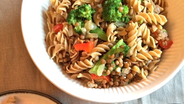 Plat de pâtes avec des lentilles